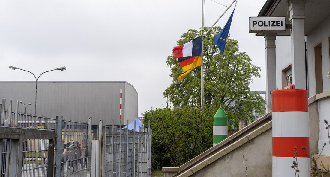 Die deutsch-französische Wasserschutzpolizeistation feiert zehnjähriges Bestehen. Sie ist ein europaweit einmaliges Beispiel für täglich gelebte und praktizierte grenzüberschreitende Sicherheitspolitik auf der meistbefahrenen Wasserstraße Europas. „Vor zehn Jahren haben wir mit der deutsch-französischen Wasserschutzpolizei Neuland begangen. Erst vor wenigen Wochen haben wir sie auf ein langfristiges, völkerrechtliches Fundament gestellt. Was am 2. Mai 2011 noch als Probebetrieb an den Start ging, ist nun, nach mehr als zehn Jahren, ein europaweit einmaliges Beispiel für täglich gelebte und praktizierte grenzüberschreitende Sicherheitspolitik. Und zeigt: Eine reibungslose und unkomplizierte Zusammenarbeit auf der meistbefahrenen Wasserstraße Europas ist ein Garant für Sicherheit. Deshalb gratuliere ich den Polizistinnen und …