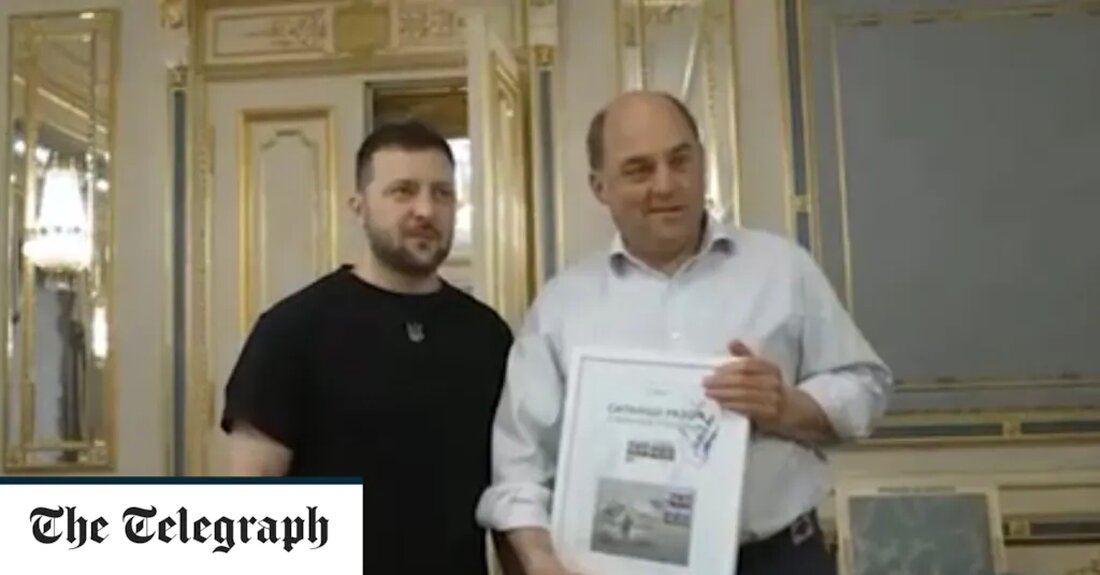 Ukrainekrieg &#8211; Sonderartikel Volodymyr Selensky, der ukrainische Präsident, hat Ben Wallace, dem Verteidigungsminister, einen Satz signierter, gerahmter Gedenkmarken überreicht, die herausgegeben wurden, um den mittlerweile legendären Moment zu feiern, in dem ein ukrainischer Grenzschutz einem russischen Kriegsschiff sagte, er solle „verschwinden“. in einem Zeichen der Wertschätzung für die anhaltende Unterstützung des Vereinigten Königreichs. Sie wurden am Freitag mit dem Geschenk abgebildet, nachdem sie sich in Kiew getroffen hatten, um zu besprechen, welche weitere Hilfe Großbritannien dem vom Krieg heimgesuchten Land leisten kann, während sein Kampf gegen Russland weitergeht. Die Briefmarken, die im April kurz vor dem Untergang des russischen Moskwa-Flaggschiffs &hellip;