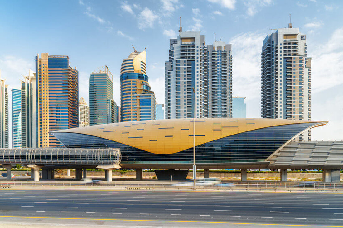 Die Zentralbank der Vereinigten Arabischen Emirate hat eine neue Lizenz für Dirham-gestützte Stablecoins genehmigt. Das Lizenzierungssystem ist Teil der umfassenderen Transformation der Finanzinfrastruktur (Financial Infrastructure Transformation, FIT) der VAE. Die Aufsichtsbehörde von Dubai hat die Regeln aktualisiert, um begrenzte Investitionen in nicht anerkannte Token zuzulassen. Die Zentralbank der Vereinigten Arabischen Emirate (CBUAE) hat einen neuen Regulierungsrahmen zur Überwachung und Lizenzierung von Stablecoins genehmigt, was einen bedeutenden Schritt auf dem Weg der Finanzinnovation des Landes darstellt. Die Genehmigung wurde nach einer kürzlichen Vorstandssitzung des CBUAEunter Vorsitz des Vizepräsidenten der Vereinigten Arabischen Emirate und Vorsitzenden des CBUAE, Scheich Mansour bin Zayed Al …
