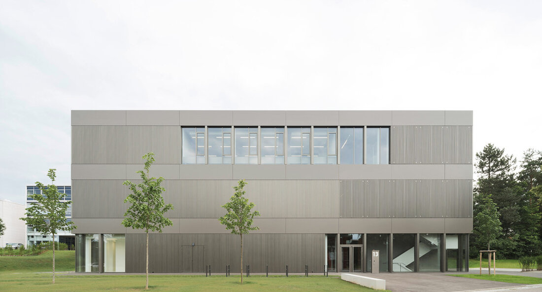 Der Neubau des Zentrums für Angewandte Quantentechnologie wurde an die Universität Stuttgart übergeben. Mit dem Neubau erhält das Land einen internationalen Leuchtturm der Quantenphysik. Finanzminister Dr. Danyal Bayaz hat zusammen mit dem Staatssekretär für Wissenschaft Petra Olschowski der Neubau der Zentrum für Angewandte Quantentechnologie (ZAQuant) auf dem Campus von Universität Stuttgart Übergabe in Vaihingen Finanzminister Dr. Danyal Bayaz sagte: „Die Quantentechnologie kann unseren Alltag verändern und birgt insbesondere für unseren Mittelstand ein enormes Innovationspotenzial. Deshalb investieren wir in diese Spitzenforschung und schaffen an der Universität Vaihingen einen internationalen Leuchtturm der Quantenphysik. “ Wissenschaftsstaatssekretärin Petra Olschowski sagte: „Quantenwissenschaft bedeutet Forschung für …