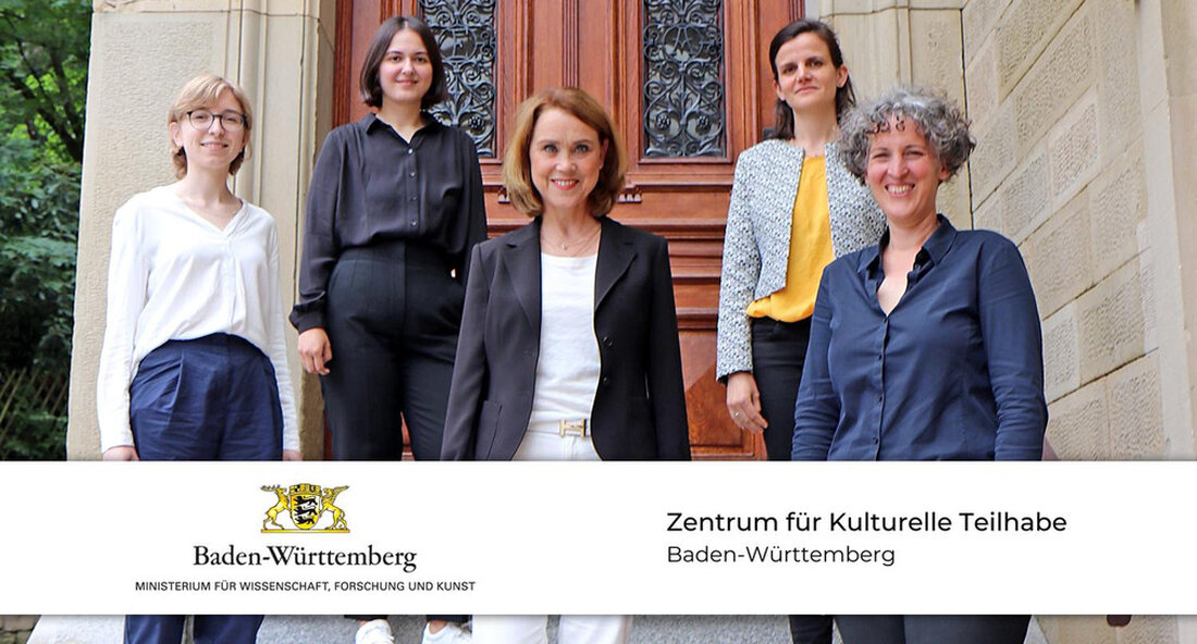 Das Zentrum für kulturelle Teilhabe Baden-Württemberg hat eröffnet. Das Zentrum ist ein starker Partner für kulturelle Einrichtungen und Kulturakteure des Landes. Ziel ist es, sich zu vernetzen und voneinander zu lernen, um gemeinsam die kulturelle Teilhabe zu fördern. Mit dem Zentrum für Kulturelle Teilhabe Baden-Württemberg Heute steht Kulturinstitutionen und Akteuren aus allen Bereichen im ganzen Land ein starker Partner an der Seite. Baden-Württemberg hat mit dieser Einrichtung eine zentrale Anlaufstelle für alle geschaffen, die Kunst und Kultur unter die Menschen bringen und ihre Vermittlungsarbeit optimieren wollen. Das fünfköpfige Team unter der Leitung von Dr. Birte Werner unterstützt auch zukunftsfähige Entwicklungs- …