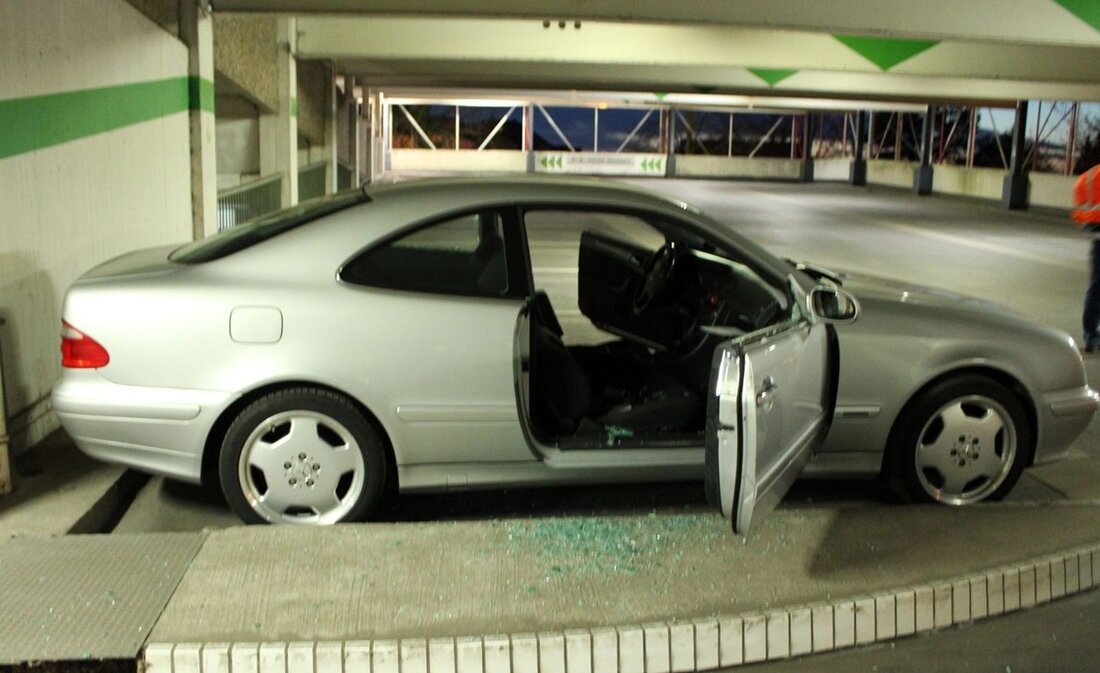 Ein silbergrauer Mercedes im Parkhaus Sültebusch wurde vandalisiert. Polizei sucht Zeugen des Vorfalls. Schadenshöhe: 10.000 Euro.
