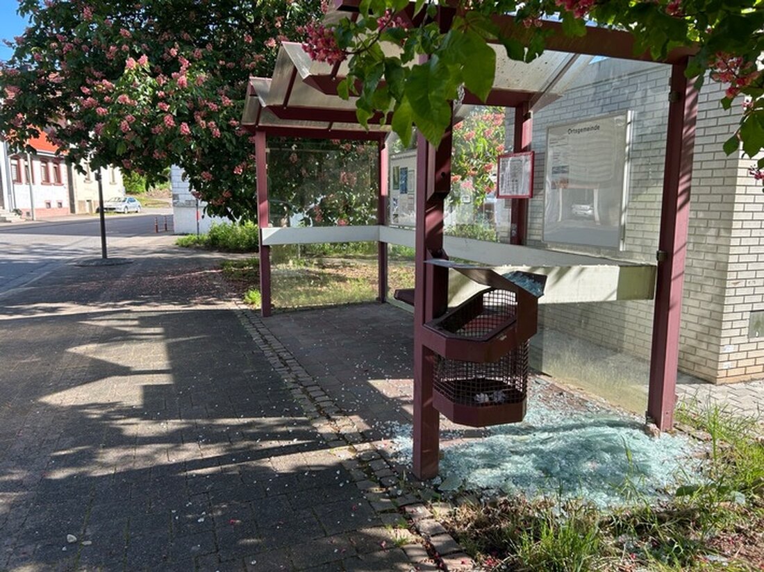 Polizei untersucht Vandalismus: Am 04.05.2025 wurde ein Buswartehäuschen in der Hauptstraße in Kusel mit einem Stein zerstört. Hinweise?