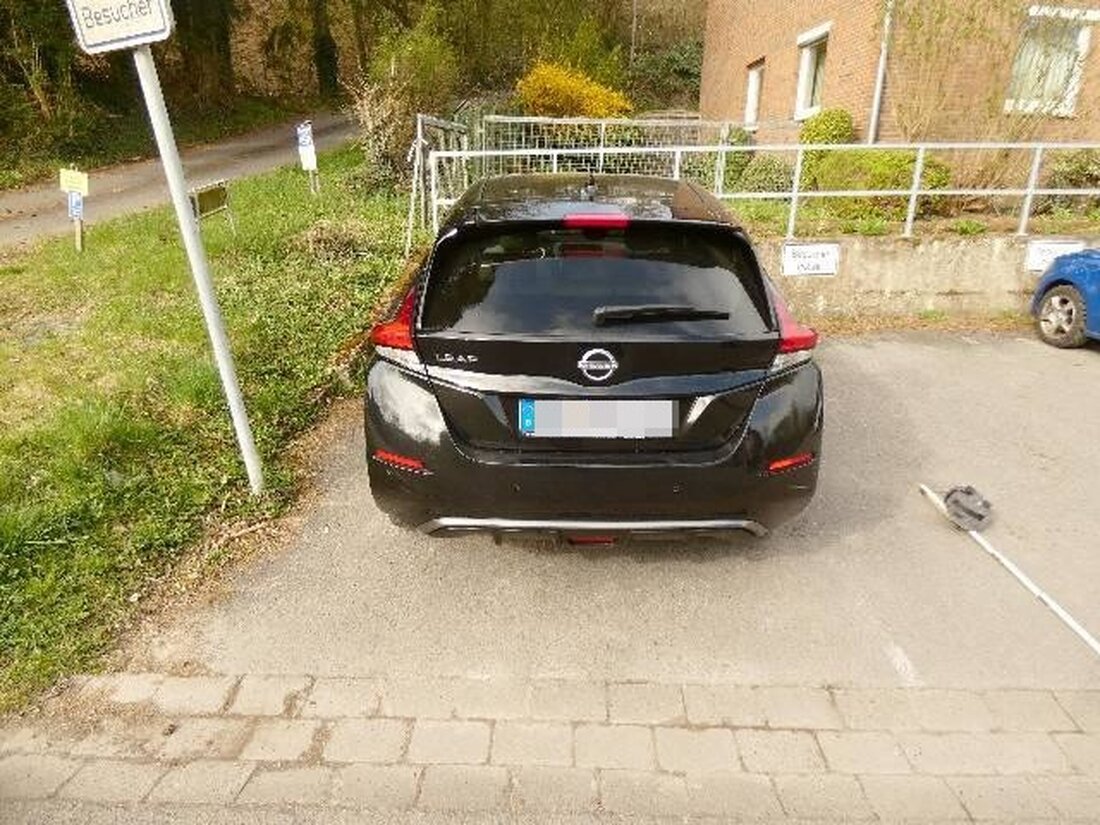 Die Polizei sucht Zeugen eines Unfalles in Bodenwerder, bei dem ein Nissan auf dem Parkplatz beschädigt wurde. Hinweise erbeten!