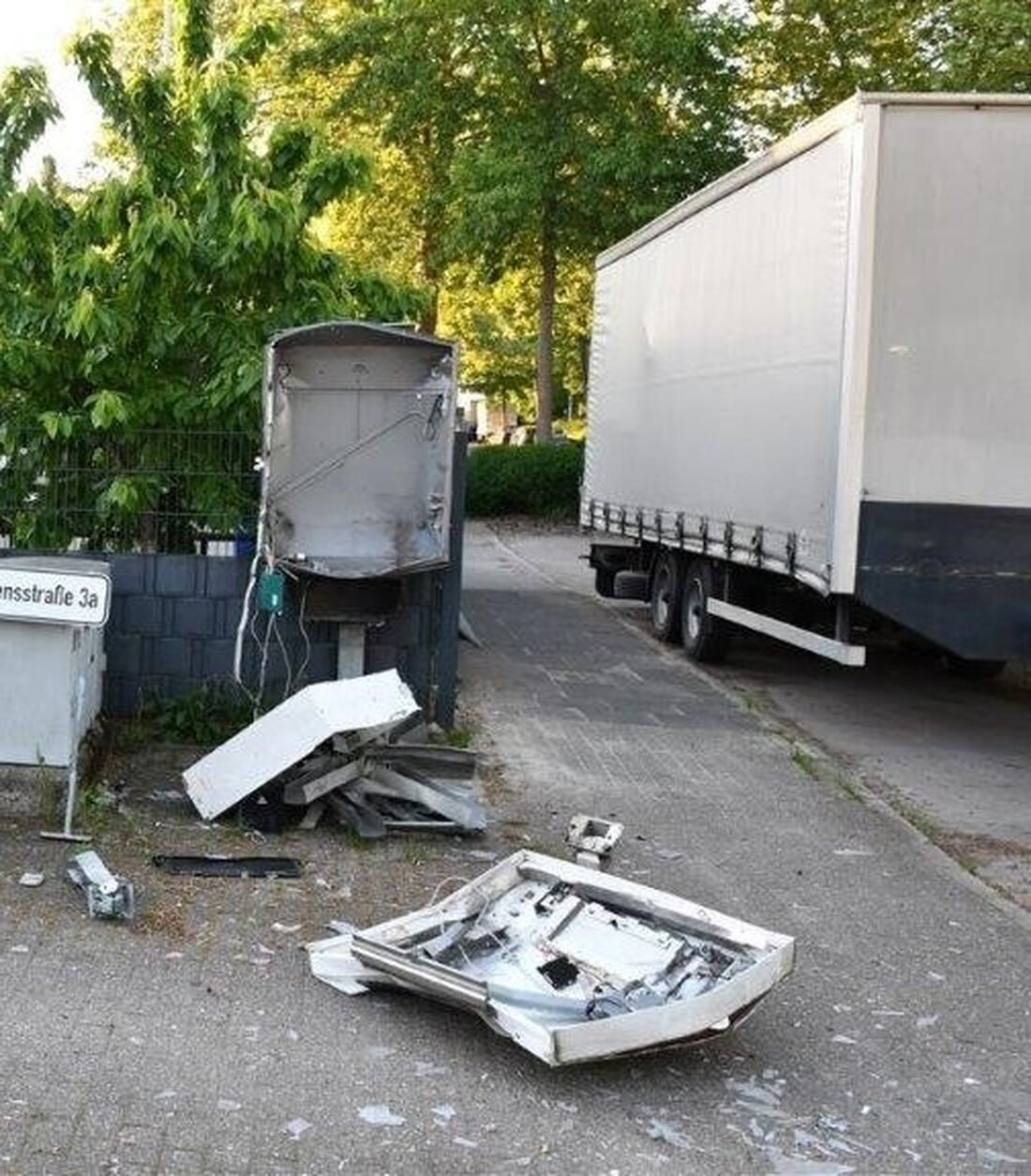 Polizei Mettmann ermittelt nach der Sprengung eines Zigarettenautomaten in Hilden. Hinweise bitte unter 02103 898-6410.
