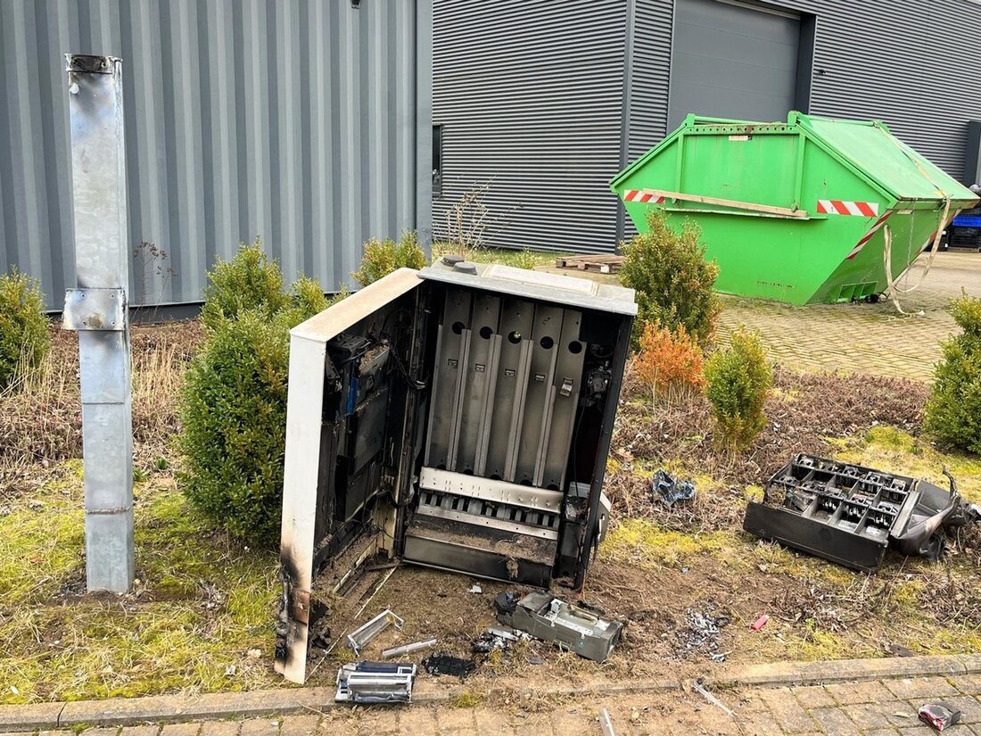 Unbekannte Täter schnitten in Willich einen Zigarettenautomaten ab und entwendeten Zigaretten sowie Bargeld. Hinweise bitte an die Polizei.