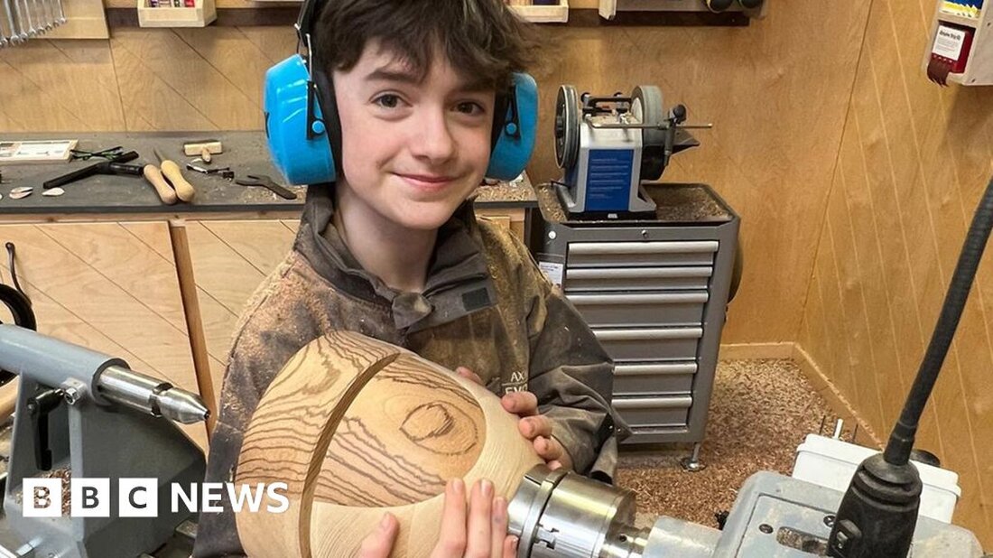Ein 13-jähriger Junge, der mehr als 250.000 £ für ukrainische Kinder sammelte, indem er eine Tombola veranstaltete, um eine seiner geschnitzten Holzschalen zu gewinnen, hat eine weitere für wohltätige Zwecke geschaffen. Gabriel Clark sagte, er sei nach dem Besuch einer Schule in Warschau, Polen, inspiriert worden, einige Jugendliche zu treffen, die von seiner Spendensammlung profitierten. Gabriel aus Cumbria sagte, die Reise sei „erstaunlich und inspirierend“ gewesen. Die Wohltätigkeitsorganisation Save the Children sagte, sie sei „unglaublich dankbar“ für seine Unterstützung. Gabriels neueste Arbeit mit dem Namen „The Hope Bowl“ ist gestreift und besteht aus drei Holzarten – Esche, Sapeli und Zebrano …