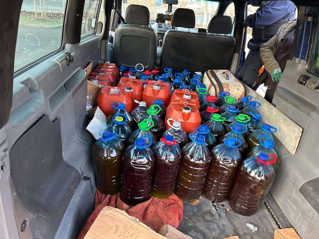 Beamte des Hauptzollamts Berlin entdeckten bei einer Kontrolle 828 Liter Olivenöl in einem Mercedes Vito auf der Autobahn. Ermittlungen laufen.