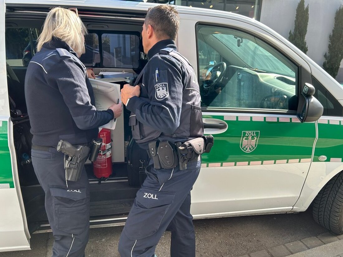 Über 60 Zollbeamte kontrollierten am 8. April 75 Friseur- und Kosmetiksalons sowie Barbershops in Schwaben zur Bekämpfung von Schwarzarbeit.