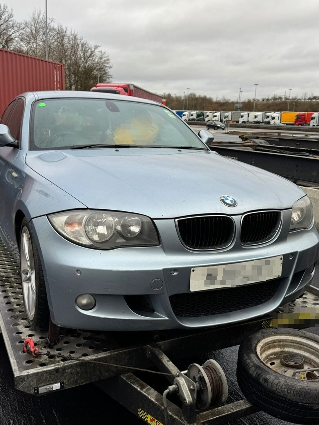 ZOLL kontrolliert zwei Fahrzeuge aus Großbritannien auf der A3: Schmuggel entdeckt, Einfuhrabgaben von 1.150 Euro verhängt.