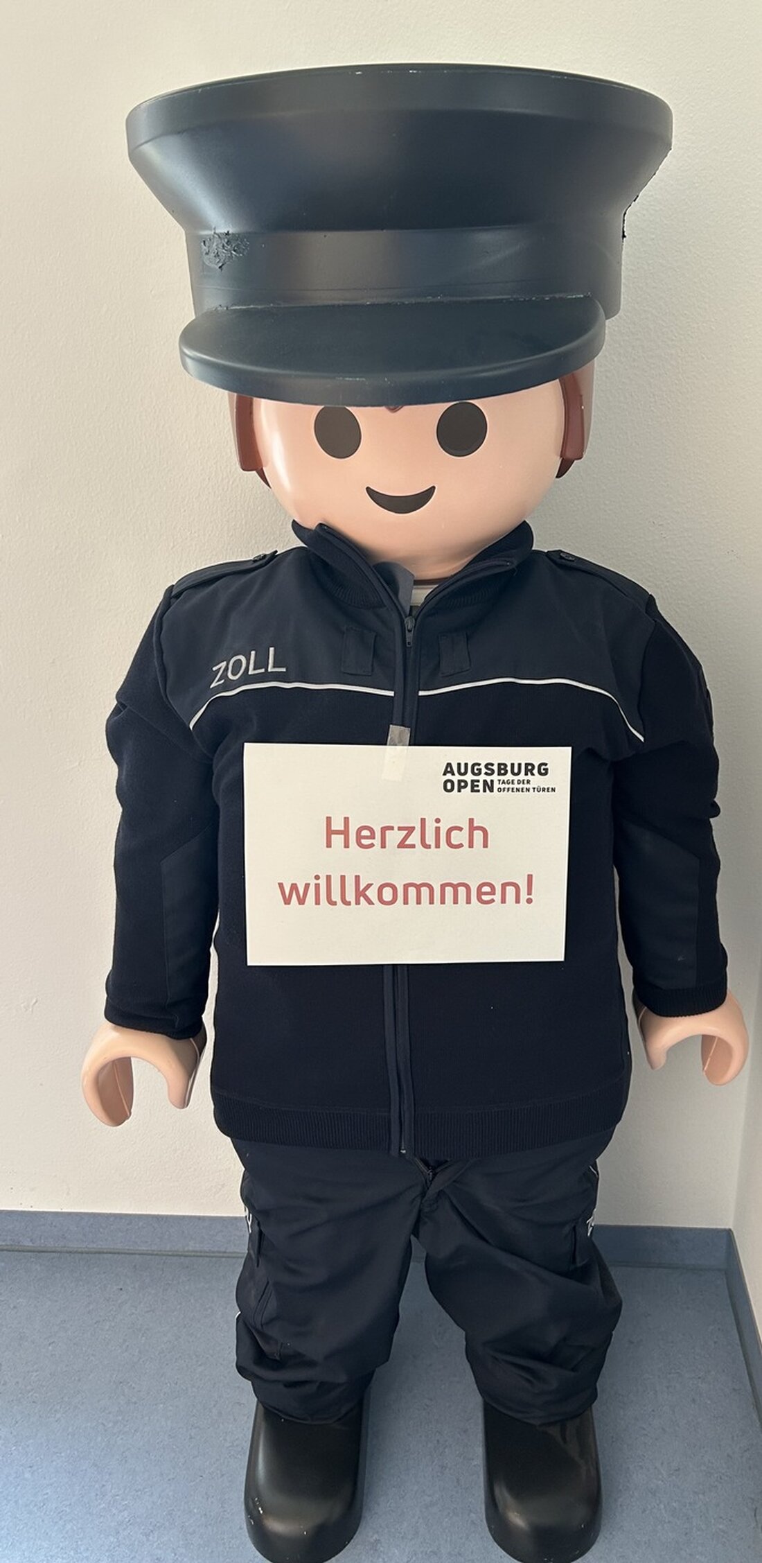 Das Hauptzollamt Augsburg öffnete seine Türen bei Augsburg Open, um die vielfältigen Aufgaben des Zolls anschaulich zu präsentieren.
