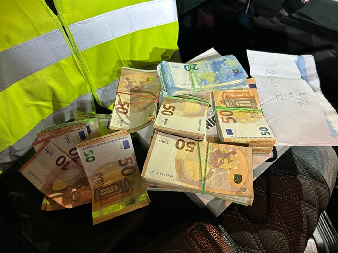 Bei einer Zollkontrolle auf der A44 nahe Geseke gab ein Reisender nur teilweise Bargeld in Höhe von 21.000 Euro an. Der Zoll leitet ein Bußgeldverfahren ein und fordert eine Sicherheitsleistung von 5.000 Euro.