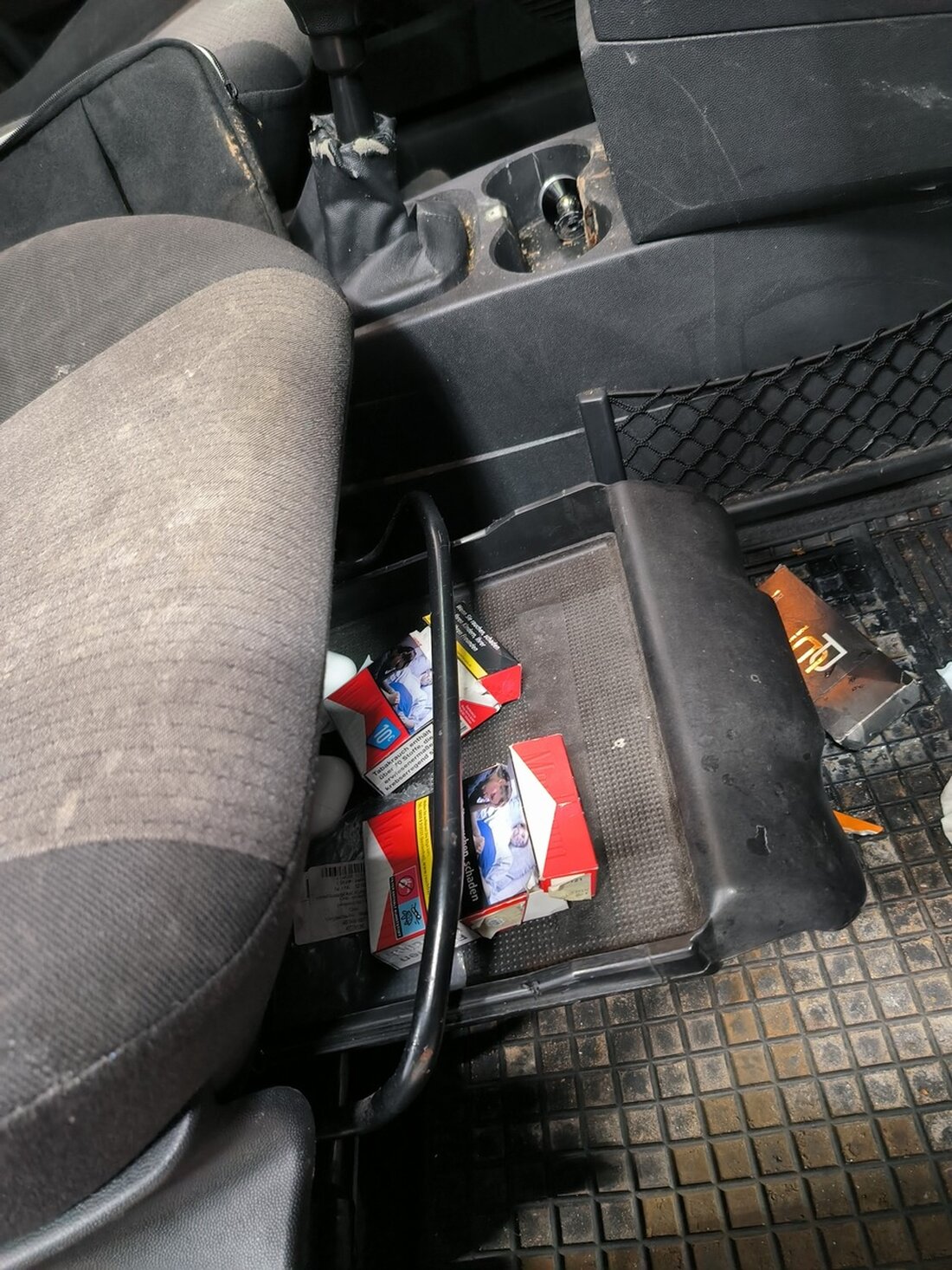Regensburger Zoll sichert 130 Gramm Amphetamin bei Kontrolle. Fahrer, nach Drogenkonsum gesundheitlich angeschlagen, in Klinik.