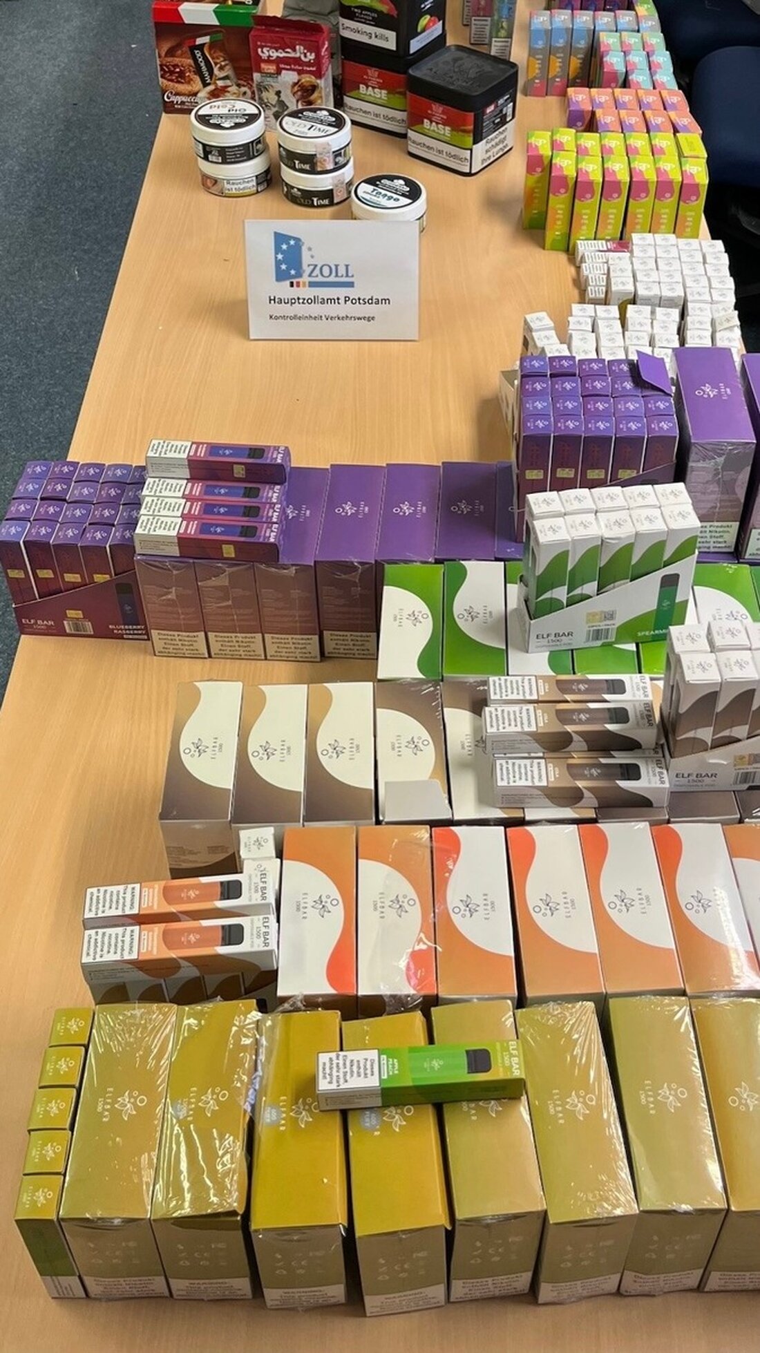 HZA-P sichert illegale Vapes, Steuerbetrug bei Kaffee und Wasserpfeifentabak in Prignitzer Geschäft. Steuerschaden: 6.000 Euro.
