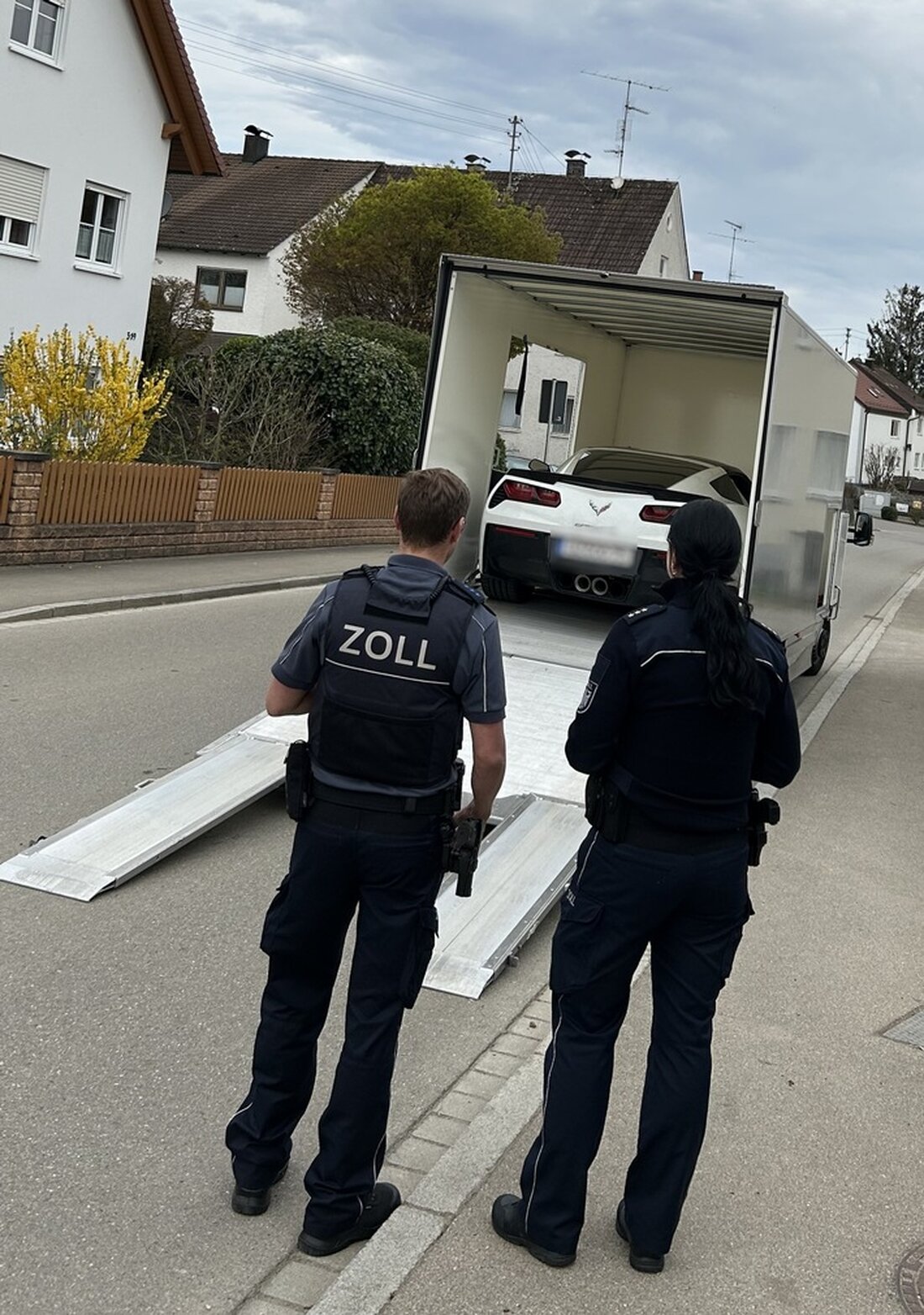 Zoll ermittelt gegen ein Dachdeckerunternehmen im Landkreis Günzburg wegen Vorenthaltens von Arbeitsentgelt und unzulässiger Sozialversicherung.