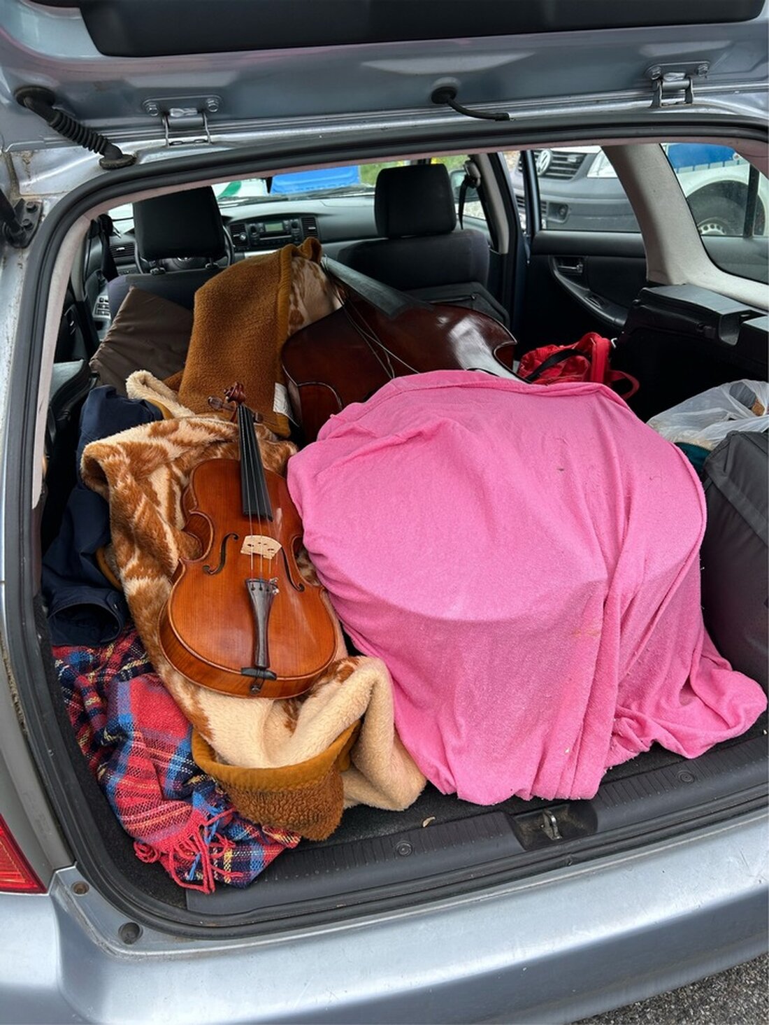 Zollbeamte entdeckten bei einer Kontrolle auf der A96 einen ungarischen Schmuggler mit fünf Violinen, Kontrabass und Cello im Wert von 9.500 Euro.