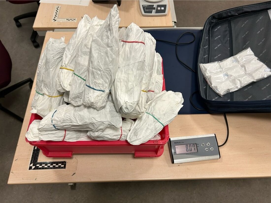 Zoll Lörrach sichert 71 kg mutmaßliches Khat bei Kontrolle eines Taxis. Strafverfahren gegen Fahrgast eingeleitet.