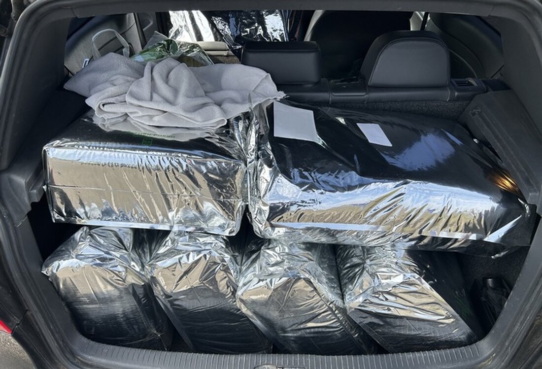 Zoll Karlsruhe entdeckt bei mobiler Kontrolle 160 Kilogramm Cannabis in einem PKW aus der Schweiz. Fahrer festgenommen.