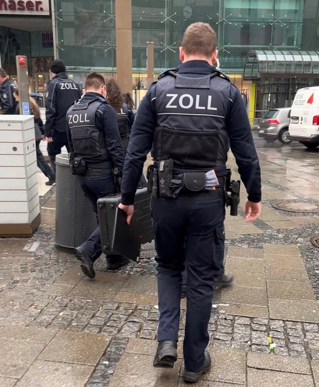 Eine bundesweite Prüfung des Zolls zur Einhaltung des Mindestlohns fand gestern in München statt, begleitet von der Mindestlohnkommission.
