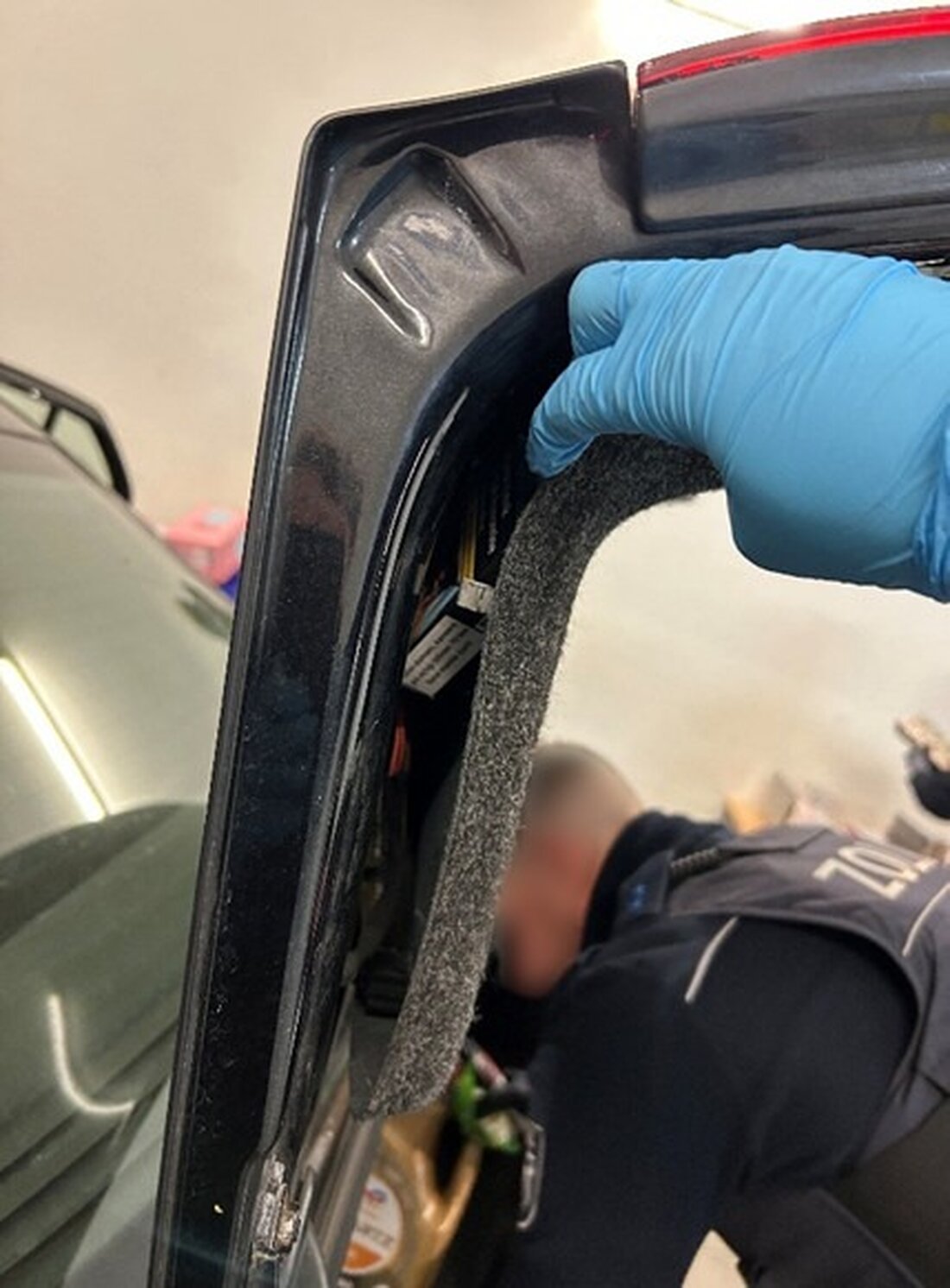 Landshuter Zöllner decken auf der A3 über 28.000 Zigaretten in einem PKW auf. Verdacht der Steuerhinterziehung ermittelt.