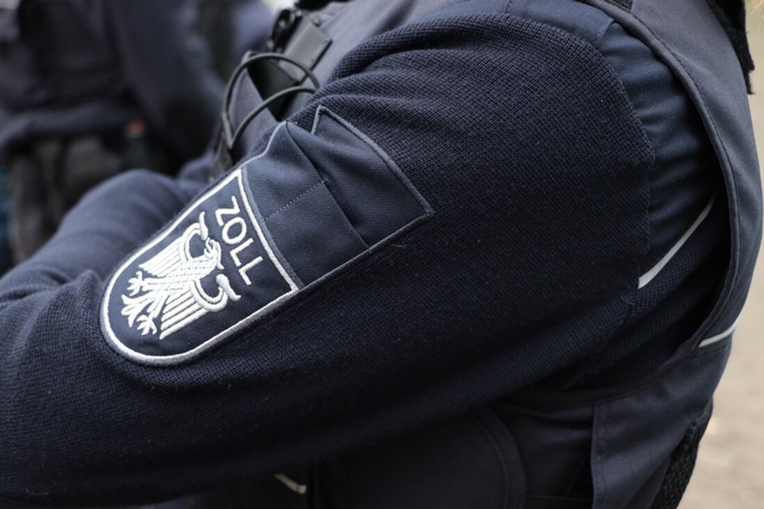 Der Zoll kontrollierte in Hagen und Siegen das Taxi- und Mietwagengewerbe gegen Schwarzarbeit. 22 Betroffene befragt, fünf Fahrzeuge stillgelegt.