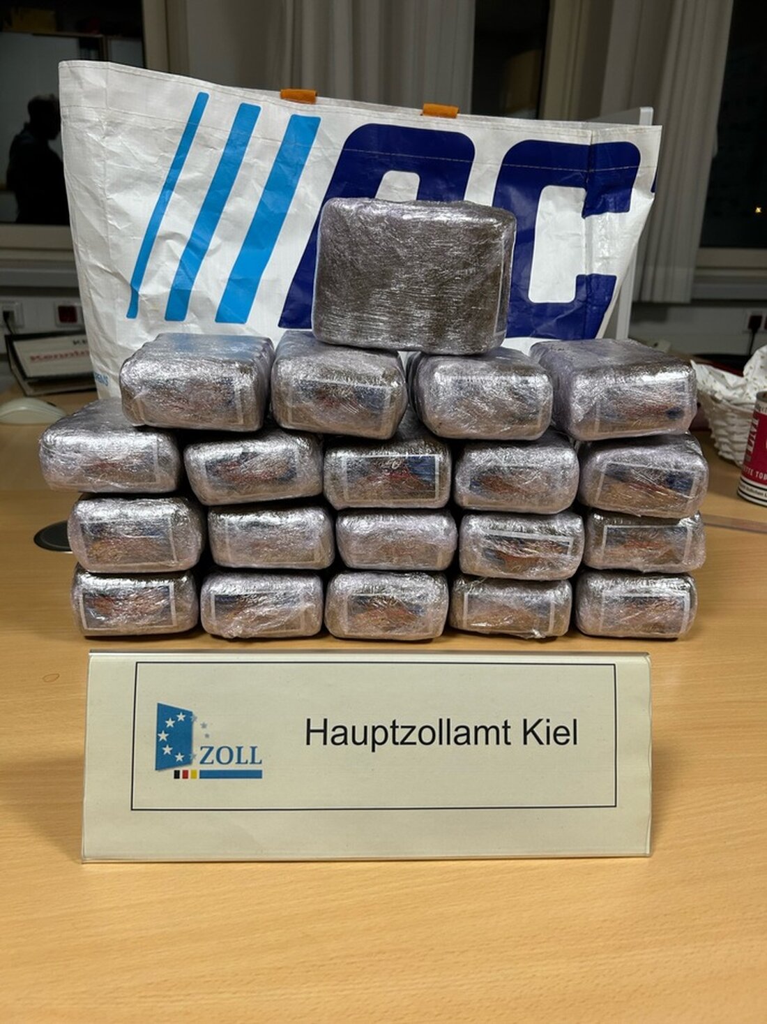 Zoll sichert am 12. Mai 2025 auf der A7 10 kg Haschisch im Wert von 100.000 Euro. Fahrer steht unter Verdacht des Drogenhandels.