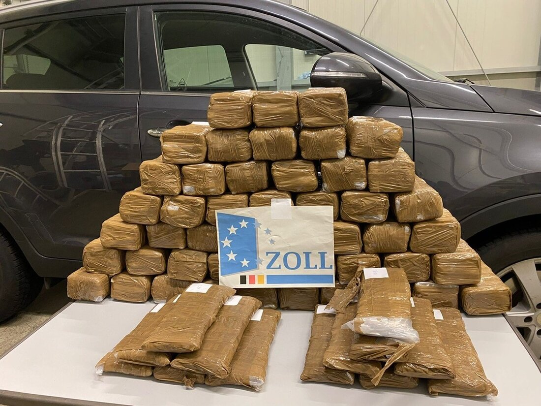 Zollfahnder in Kiel sichern 81 kg Haschisch im Wert von über 800.000 Euro bei einer Kontrolle auf der A1. Fahrer festgenommen.