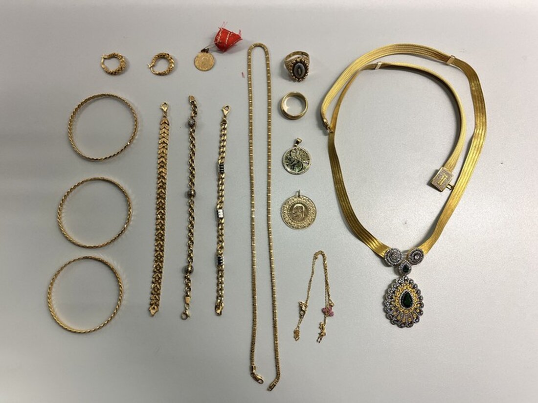 Der Stuttgarter Zoll stellte Goldschmuck im Wert von 18.000 Euro bei einer Reisenden aus der Türkei sicher. Ermittlungen laufen.
