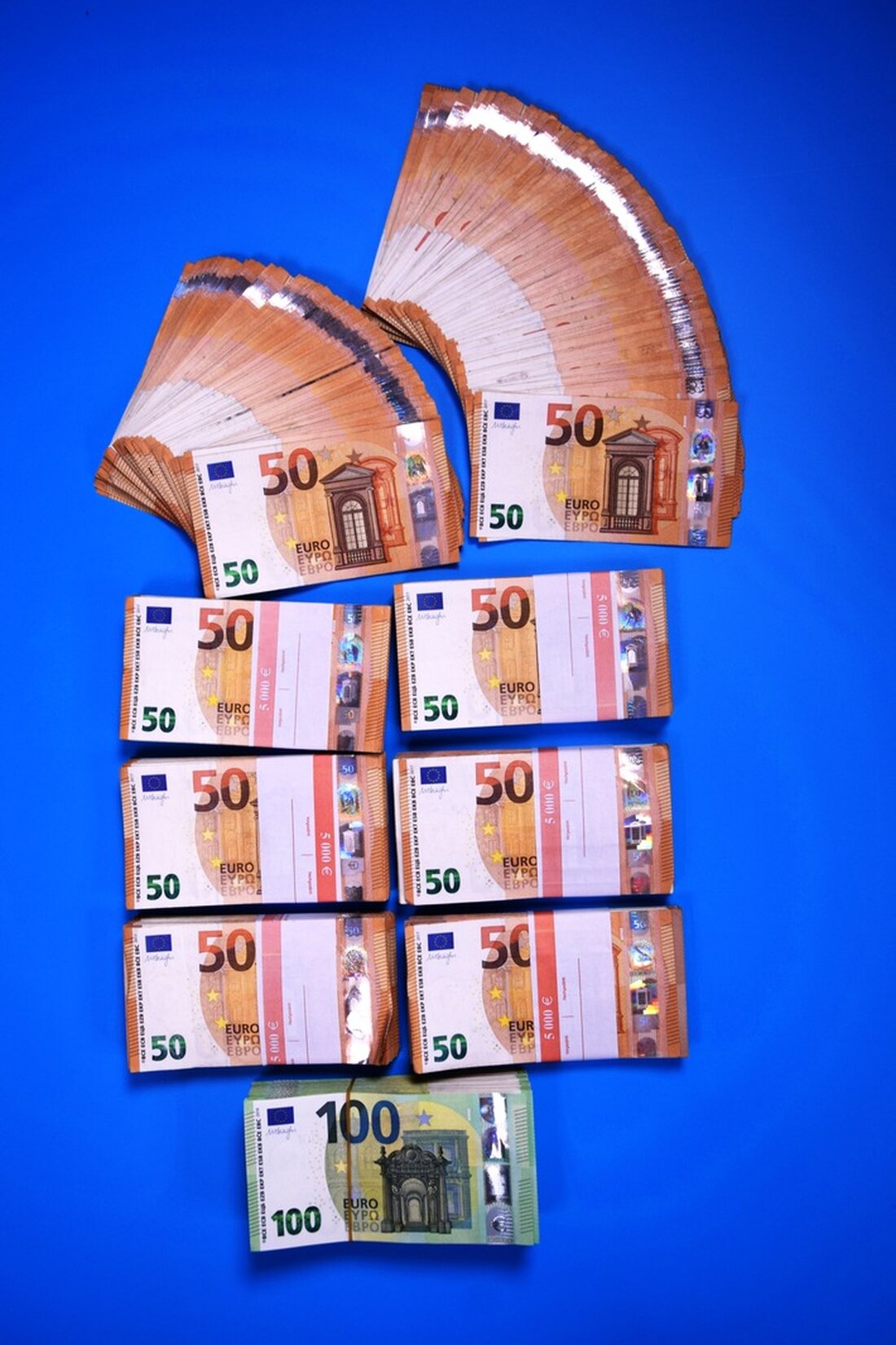 Münchner Zollfahnder entdeckten umfangreichen Kokainhandel in Oberbayern. Festnahmen, sichergestellte Drogen und 75.000 Euro Bargeld.