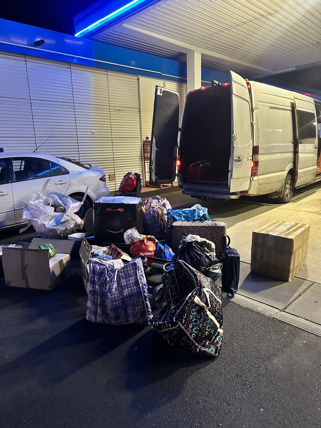 Zöllner des Hauptzollamts Bielefeld verhindern Steuerhinterziehung im Kleintransporter und stellen Schmuggelware sicher.