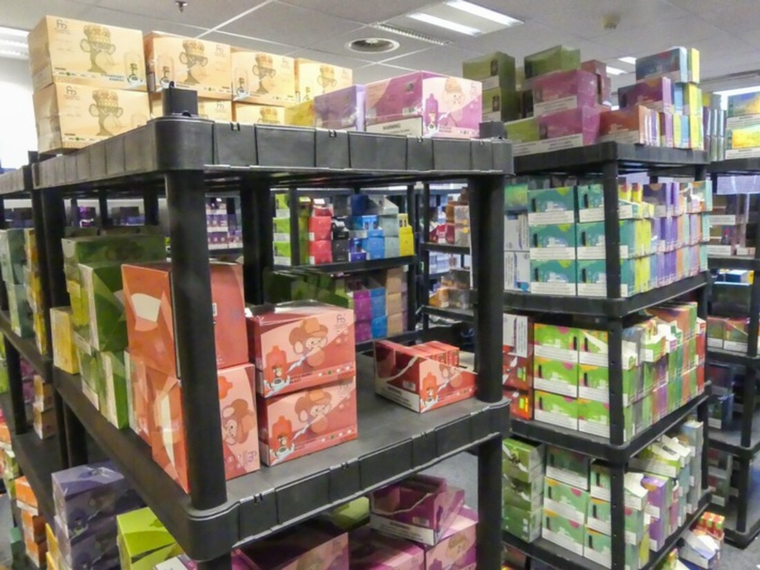 Zollfahnder in Hamburg verhindern 730.000 Euro Steuerschaden, beschlagnahmen 3 Millionen ml Liquid und verhaften vier Verdächtige.