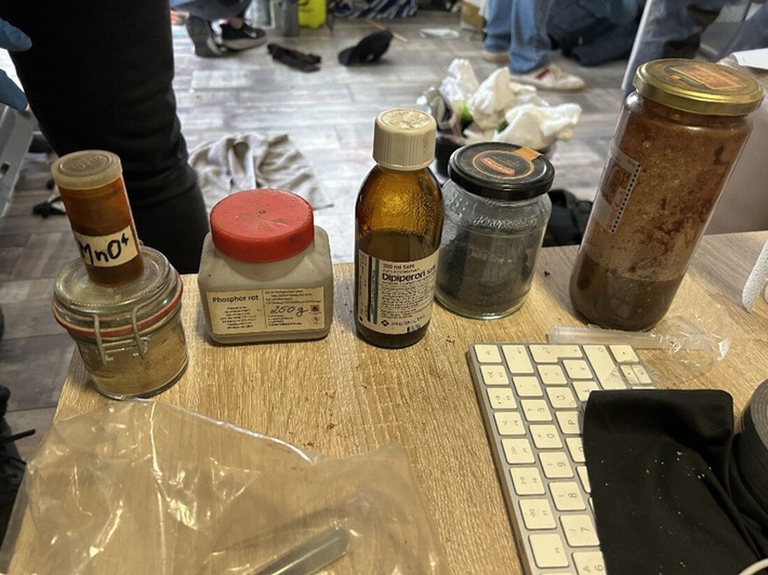 Zoll durchsucht Wohnungen eines mutmaßlichen Drogendealers in Hannover: Betäubungsmittel, Schreckschusswaffen und Chemikalien sichergestellt.