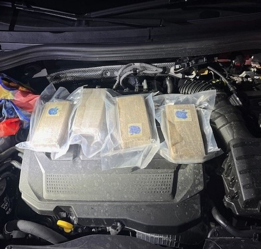 Zollfahndung stoppt Drogenschmuggel: Unter dem Fahrzeugmotor wurden 150.000 Euro in Heroin und Kokain gefunden.