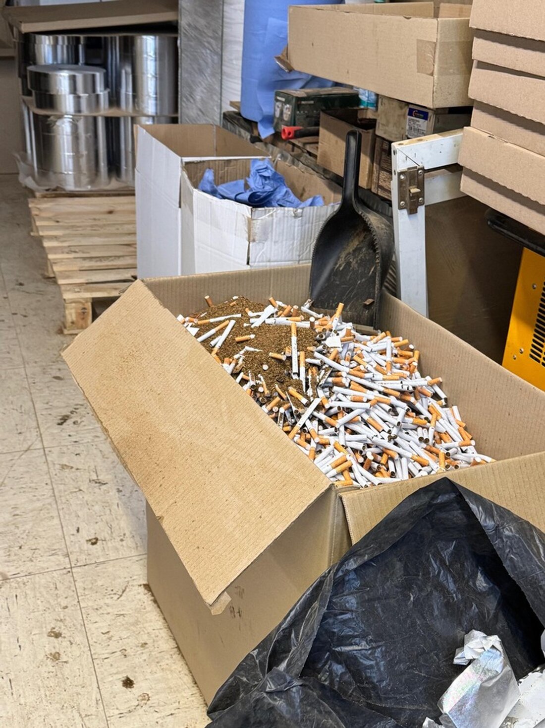 Zollfahndung Essen durchsucht illegale Zigarettenproduktion in Düsseldorf. 12 Festnahmen und 14 Objekte in NRW und Niedersachsen betroffen.