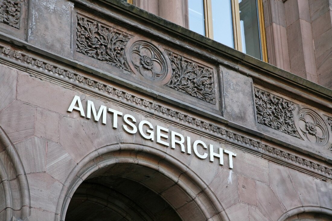 Amtsgericht Cottbus verhängt 3.450 Euro Geldstrafe nach Schmuggelversuch am Flughafen BER mit gefälschter Kleidung und Zigaretten.