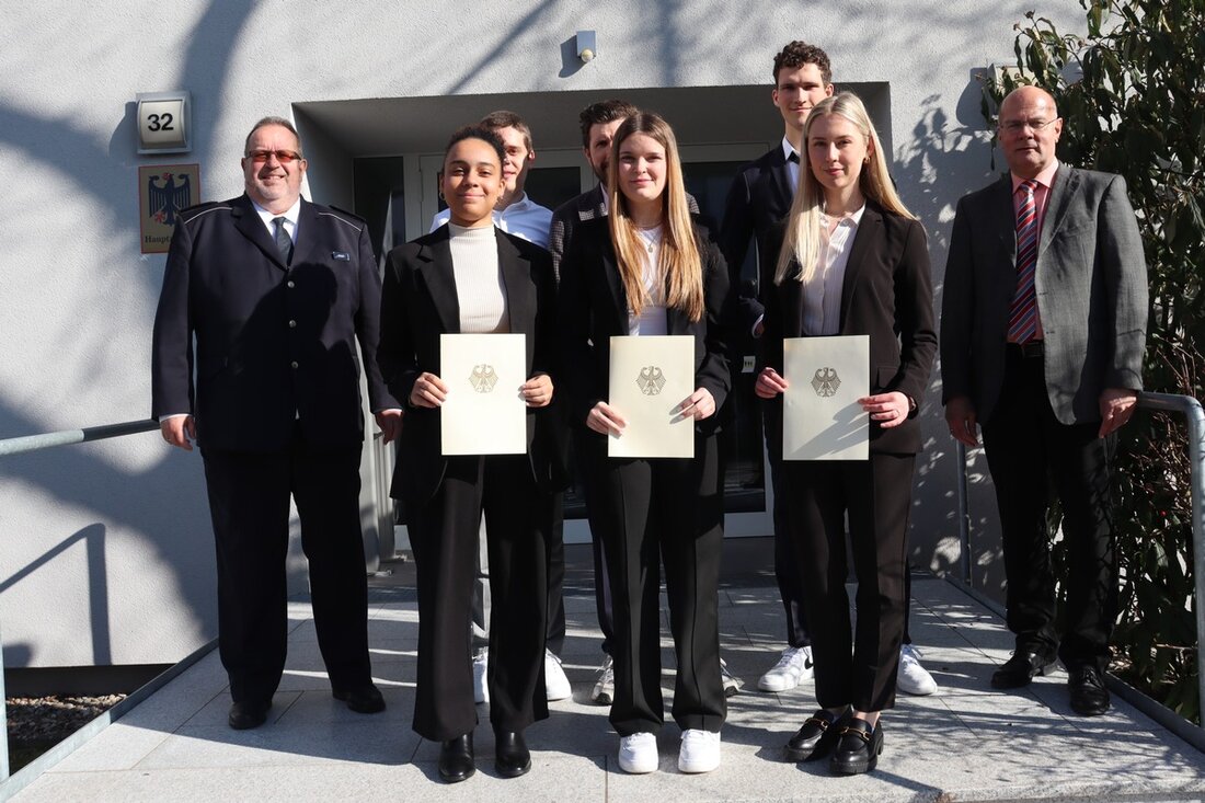 Sechs Berufseinsteiger starten am Hauptzollamt Lörrach ihr duales Studium. Infos zu Karrierechancen und Bewerbung jetzt online.
