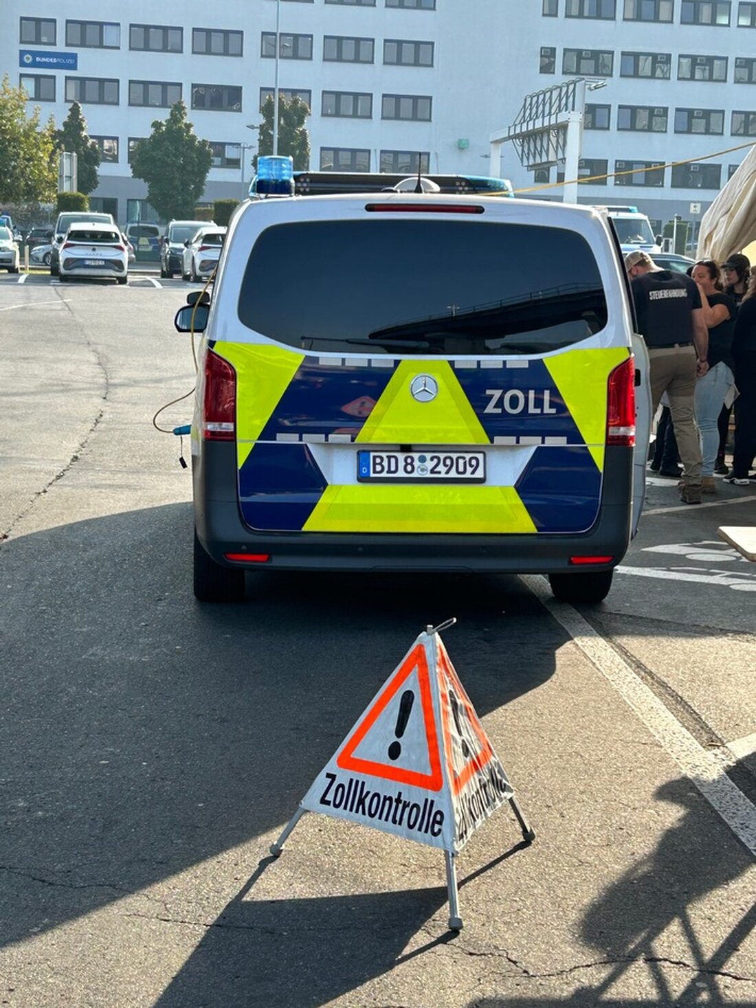 Am 13. Mai kontrollierte die FKS Frankfurt Taxis auf Schwarzarbeit und Mindestlohnverstöße. 85 Firmen wurden überprüft.