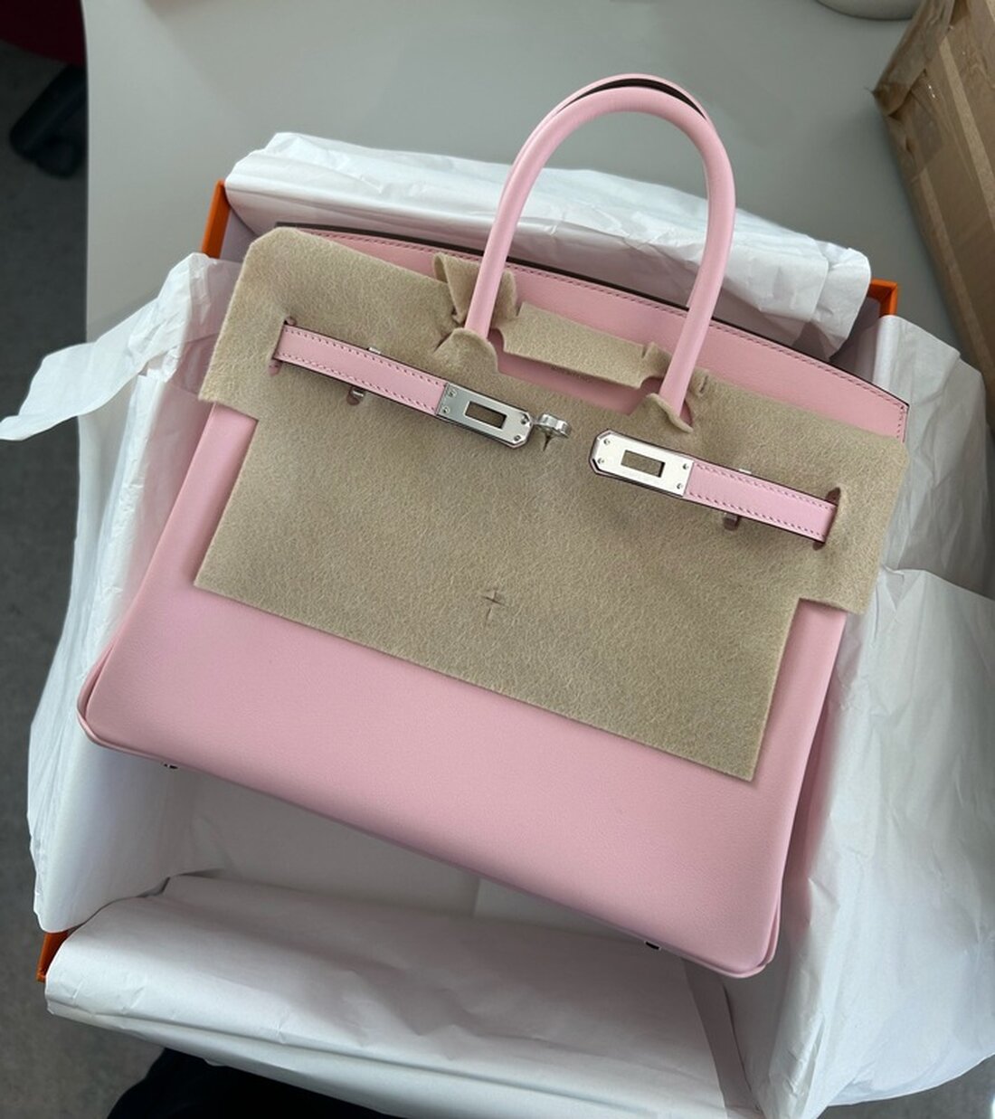 Im Hauptzollamt Singen wurden zwei unverzollte Designerhandtaschen entdeckt, die bei der Einfuhr erhebliche Abgaben nach sich zogen.