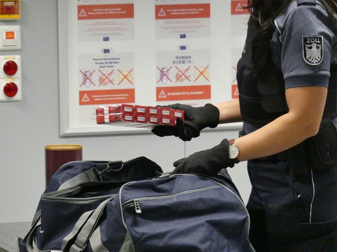 Zoll am Frankfurter Flughafen stoppt den Schmuggel von Luxuswaren im Reiseverkehr, wertvoller Fund bei Kontrolle eines Fluges aus Dubai.
