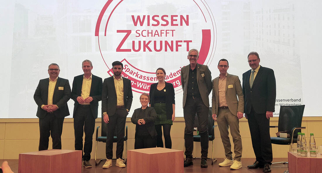 Fachtag diskutiert zukünftige Eingliederungshilfe für Menschen mit Behinderungen in Baden-Württemberg Beim Fachtag der Liga der Freien Wohlfahrtspflege Baden-Württemberg stand die zukünftige Eingliederungshilfe für Menschen mit Behinderungen im Fokus. Unter dem Titel „Eingliederungshilfe 2030 – die Zukunft der Teilhabe in Baden-Württemberg“ diskutierte die Landes-Behindertenbeauftragte Simone Fischer mit 200 Teilnehmenden über Handlungsimpulse für eine verbesserte Eingliederungshilfe nach dem Sozialgesetzbuch Neuntes Buch (SGB IX). Simone Fischer betonte die Bedeutung einer nutzerorientierten und zeitgemäßen Eingliederungshilfe. Dabei appellierte sie an alle verantwortlichen Akteure im Land, gemeinsam daran zu arbeiten, dass die Teilhabeleistungen zügig bei den Menschen mit Behinderungen ankommen. Um ihre Position weiter zu verdeutlichen, …