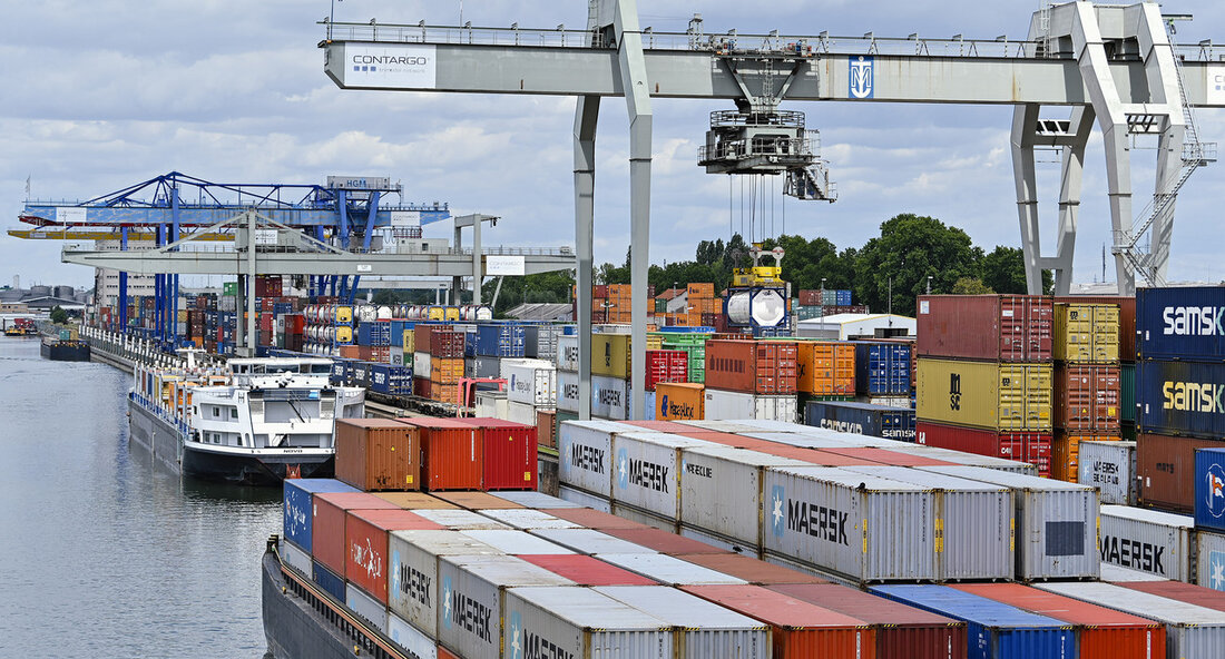 Mannheim plant Zukunft des Hafens: Chance für Klimaschutz und Stadtentwicklung Mannheim, 18. September 2024 – Vertreter der Landesministerien für Verkehr und Finanzen, der Stadt Mannheim sowie der Staatlichen Rhein-Neckar-Hafengesellschaft haben heute einen Letter of Intent unterzeichnet, der den Startschuss für den „Zukunftsdialog Hafen Mannheim 2050“ gibt. Diese gemeinsame Initiative zielt darauf ab, die Herausforderungen der Stadtentwicklung, insbesondere im Hinblick auf die Dekarbonisierung und die Energiewende, mit den Belangen des Mannheimer Hafens in Einklang zu bringen. Der Mannheimer Hafen zählt zu den größten Binnenhäfen Europas und spielt eine zentrale Rolle für die regionale Wirtschaft, insbesondere in Südwestdeutschland. Verkehrsminister Winfried Hermann betonte, …