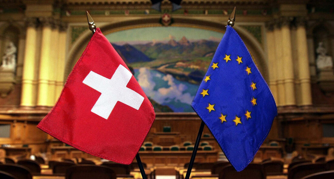 Die Schweiz ist schon lange ein zentraler Schwerpunkt der Europapolitik Deutschlands. Um die Beziehungen zu vertiefen, haben rund 150 Akteure aus dem Grenzraum am 23. Juni 2023 in einem Zukunftsforum Ideen und Impulse zur Fortschreibung der Schweiz-Strategie erarbeitet. Diese Strategie soll bis Anfang 2024 finalisiert und im Kabinett beschlossen werden. Florian Hassler, Staatssekretär und Vertreter des Landes Baden-Württemberg bei der Europäischen Union, betonte die Bedeutung der Zusammenarbeit zwischen der Schweiz und Baden-Württemberg. Beide Länder seien wichtige Standorte im Hightech-Bereich und hätten einen leistungsstarken Mittelstand. Durch die enge Zusammenarbeit können beide Seiten voneinander profitieren. Auch Urs Schnider, Generalkonsul der Schweizerischen Eidgenossenschaft …