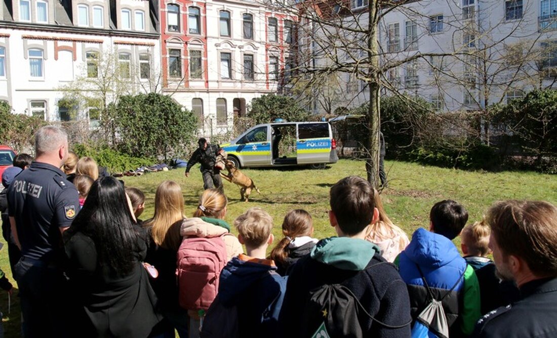 Am Zukunftstag 2025 erkunden über 80 Kinder die Polizei Bremerhaven, erfahren spannende Einblicke in den Polizeialltag und Berufe.