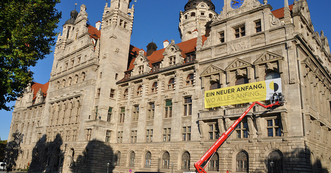 Zukunftszentrum: Banner und digitale Poster visualisieren Bewerbung Zusätzlich zu den 40 Standorten in Leipzig, an denen digitale City Light Poster die Bewerbung der Städte Leipzig und Plauen um das „Zukunftszentrum für Deutsche Einheit und Europäische Transformation“ in den Fokus nehmen, werden Besucher der Innenstadt jetzt auch mit Bannern auf das Thema aufmerksam gemacht. Am Alten und am Neuen Rathaus (am Haupteingang sowie am Übergang zwischen Rathaus und Stadthaus Richtung Burgplatz) sollen sie in den nächsten Monaten hoffentlich viele Blicke auf sich ziehen und neugierig auf die Bewerbung machen. Ein weiteres Banner ist für den geplanten Leipziger Standort des Zukunftszentrums am &hellip;