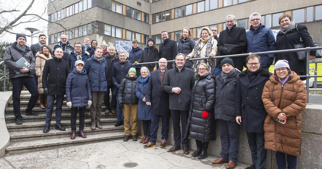 Zukunftszentrum: Jury im Austausch mit Bewerberteam von Leipzig und Plauen Heute, am 7. Februar 2023, hat die Jury des Wettbewerbs um den Standort für das „Zukunftszentrum für Deutsche Einheit und Europäische Transformation“ Leipzig besucht. Hier traf sie mit Ministerpräsident Michael Kretschmer, den Oberbürgermeistern von Leipzig und Plauen, Burkhard Jung und Steffen Zenner, sowie dem gemeinsamen Bewerberteam beider Städte zusammen. Jurybesuch zur Bewerbung für das Zukunftszentrum Leipzig-Plauen © Stadt Leipzig/ Stefan Hoyer Nach einem Rundgang über den geplanten Leipziger Standort Matthäikirchhof stand die Präsentation der Tandembewerbung mit einer nachfolgenden Fragerunde auf dem Programm. Jury zu Besuch in fünf Städten Insgesamt hatten &hellip;