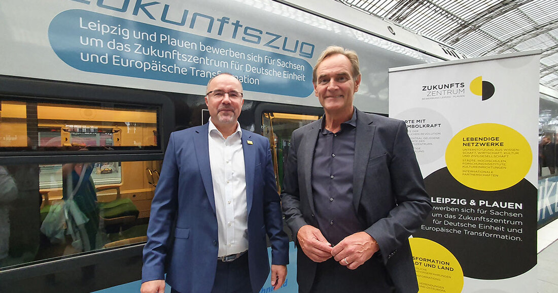 Internationale Unterstützung für Bewerbung um Zukunftszentrum Die Bewerbung der Städte Leipzig und Plauen als Standort für das „Zukunftszentrum für Deutsche Einheit und Europäische Transformation“ erfährt international breite Aufmerksamkeit. Knapp 40 Unterstützungsschreiben aus zahlreichen Ländern gingen in beiden Bewerberstädten ein, darunter Briefe aus Leipzigs Partnerstädten Kiew, Brünn, Krakau, Travnik und Lyon sowie aus Plauens Partnerstädten Pabianice, Cegled und Steyr. Auch aus nicht-europäischen Staaten wie Südafrika und Südkorea kamen Schreiben an. Ihrer Unterstützung ebenfalls Ausdruck verliehen verschiedene in Deutschland ansässige Botschaften und Konsulate. Plauens Oberbürgermeister Steffen Zenner und Leipzigs Oberbürgermeister Burkhard Jung kurz vor der Abfahrt des Zukunftszuges am Leipziger Hauptbahnhof. © &hellip;