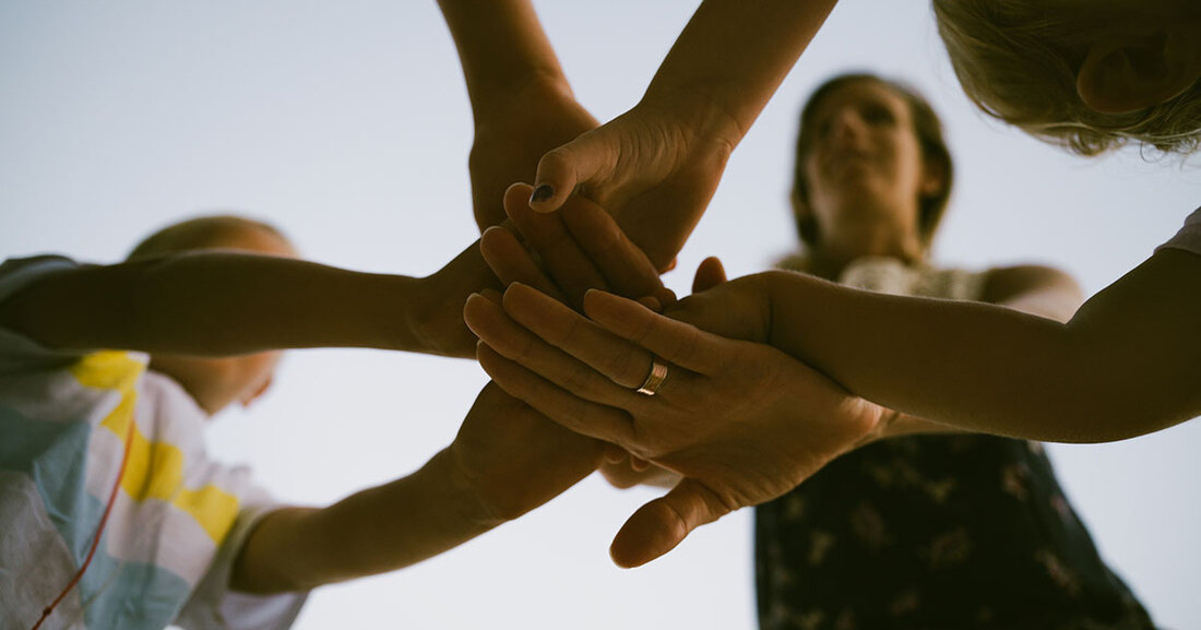 Zum Ferienauftakt: Familiennachmittag mit Verleihung des Preises für Familienfreundlichkeit 2022 Pünktlich zum Start der Herbstferien lädt die Stadt Leipzig am Samstag, 15. Oktober 2022, ab 14 Uhr ins Neue Rathaus zu einem offenen Familienfest ein, bei dem auch der Preis für Familienfreundlichkeit verliehen wird. © Gajus – stock.adobe.com © Stadt Leipzig Nach der Eröffnung durch Jugendbürgermeisterin Vicki Felthaus dreht sich an diesem Nachmittag alles um das Thema „Gutes Miteinander im Viertel“. In Workshops und im Begegnungscafé können sich die Besucherinnen und Besucher auf vielfältige Weise zum Thema äußern. Damit es den kleineren Gästen nicht langweilig wird, gibt es auch Abwechslung …