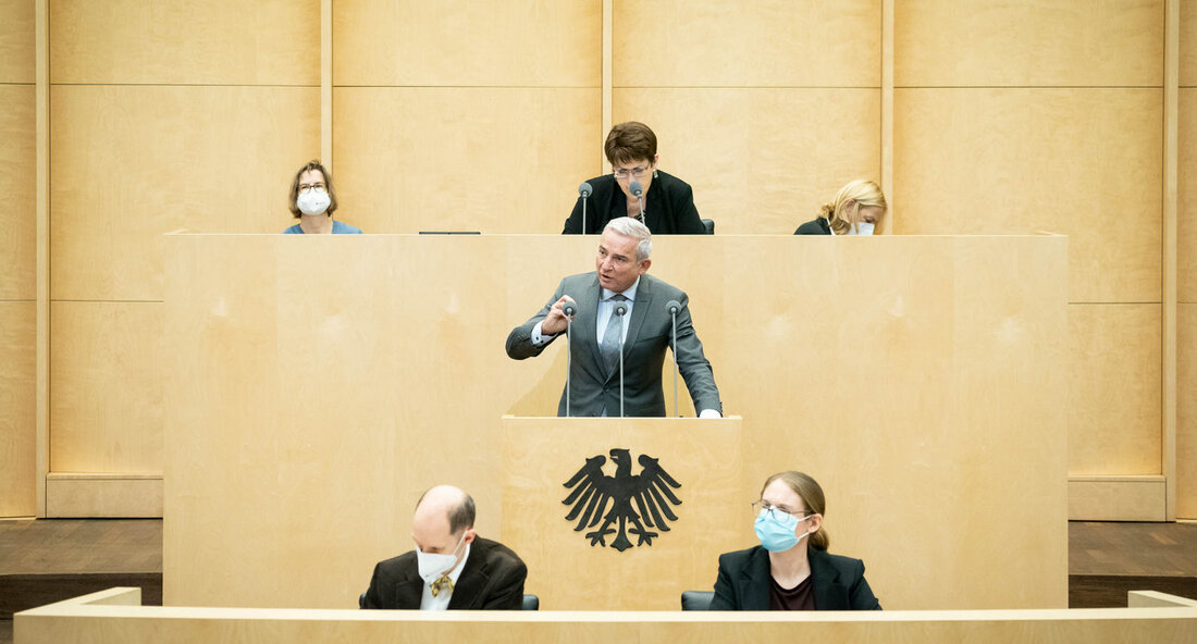 The federal states of Germany have approved legislation to give more protection to whistleblowers. The bill was passed unanimously in the Bundesrat after being approved by the Bundestag. The law ensures that employees who report company wrongdoing will be protected from punishment by their employers. It was described as „a truly great result“ by Thomas Strobl, the deputy prime minister of Baden-Württemberg, adding a reference to initial misgivings: „Well-intentioned does not mean well done.“ Critics maintain that the law has potentially serious flaws that could undermine its purpose, with some elements including long legal procedures and restrictions on who is protected. Nachdem der …