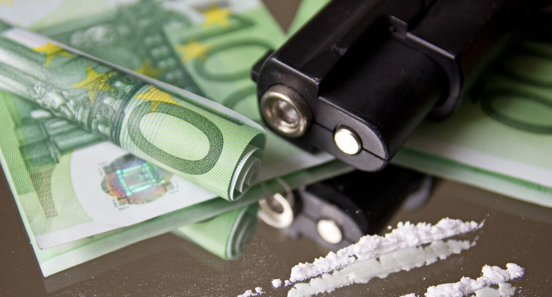 Zur Pressemitteilung „200 Kilogramm Methamphetamin sichergestellt“ von Staatsanwaltschaft und Polizei Heilbronn erklärte der Stv. Ministerpräsident und Innenminister Thomas Strobl: „Wir lassen nicht locker bei der Bekämpfung der Rauschgiftkriminalität und beweisen regelmäßig einen langen Atem, um der Täter habhaft zu werden. Diese Ermittlungsverfahren werden mit unglaublicher Akribie, kriminalistischem Geschick und großem persönlichen Engagement geführt werden. Allen Beteiligten möchte ich an dieser Stelle ausdrücklich dafür danken, diese Rekordmenge von mehreren hundert Kilo an „Crystal Meth“ mit einem Marktwert in zweistelliger Millionenhöhe sichergestellt und damit von den Straßen geholt zu haben. Der hartnäckigen Arbeit der Ermittlerinnen und Ermittler ist es zu verdanken, dass …
