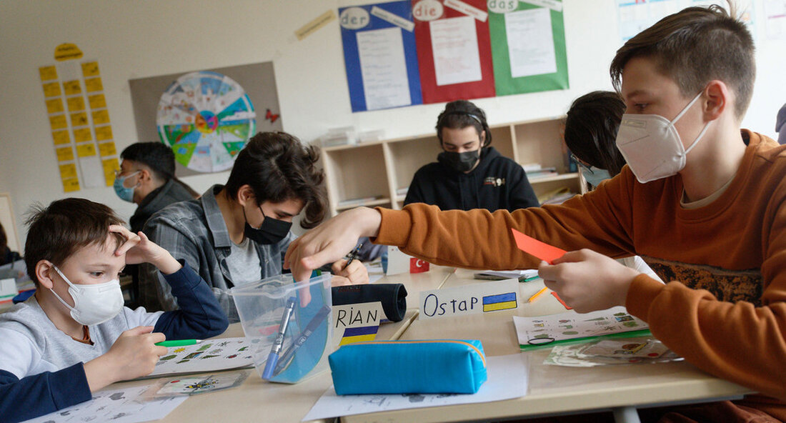 Nach den Sommerferien wird mit einer steigenden Zahl von geflüchteten Studierenden gerechnet. Das Land stellt zusätzliche Mittel für die Schulbildung ukrainischer Kinder und Jugendlicher bereit, da 2.000 zusätzliche Lehrkräfte benötigt werden. Seit Beginn des Angriffskrieg in der Ukraine mehr als 115.000 Menschen haben in Baden-Württemberg bereits Zuflucht gefunden. Das sind mehr Menschen, als während der Flüchtlingskrise 2015 und 2016 insgesamt nach Baden-Württemberg kamen. Knapp 40 Prozent der Flüchtlinge sind Kinder und Jugendliche unter 18 Jahren; mehr als 19.000 davon werden mittlerweile an baden-württembergischen Schulen unterrichtet. Nach den Sommerferien rechnet das Bildungsministerium mit einem drastischen Anstieg der Zahl der aus der …